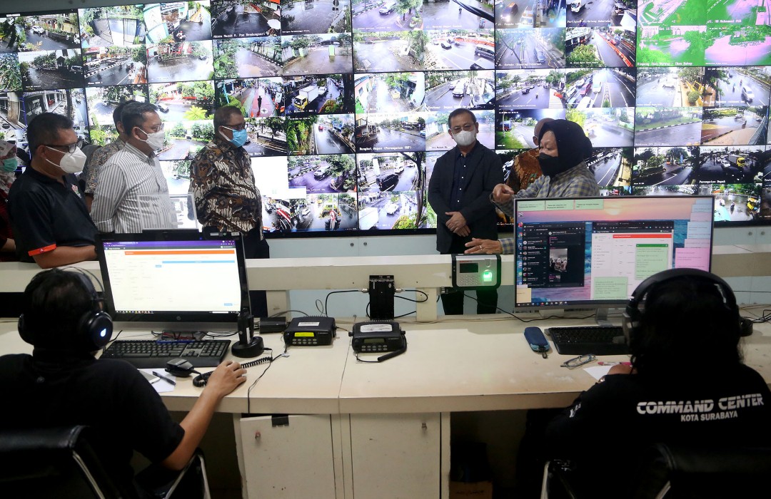  Menteri Sosial (Mensos) Tri Rismaharini bersama jajaran dari Kementerian Sosial (Kemensos) RI sambangi Command Center (CC) 112 di Gedung Siola, Surabaya, Sabtu (20/11). SP/HUMAS PEMKOT SURABAYA