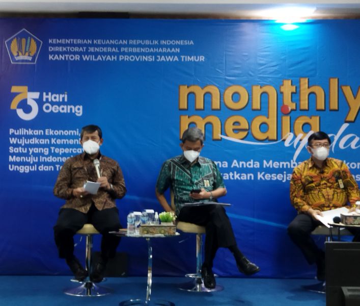 Kepala Kantor Wilayah Direktorat Jendral Perbendaharaan Jatim Taukhid saat menyampaikan kinerja APBN Jatim 2021 dalam gelaran monthly media update di Surabaya.
