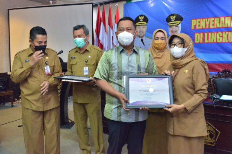 Gus Yani menyerahkan hasil audit kearsipan internal kepada kepala OPD yang meraih nilai tinggi.