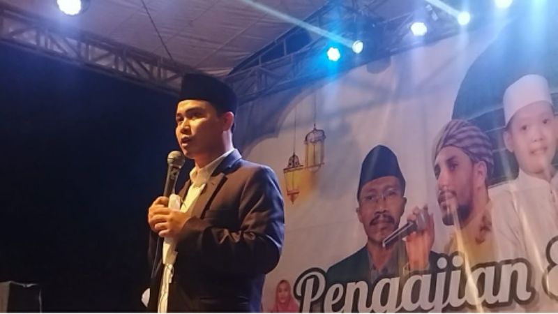 Gus Barra bersama para kiai, ulama dan para habaib dalam pengajian dan Sholawat pengajian di Dusun Ngaglik Desa Sidorejo Kecamatan Jetis Kabupaten Mojokerto,

