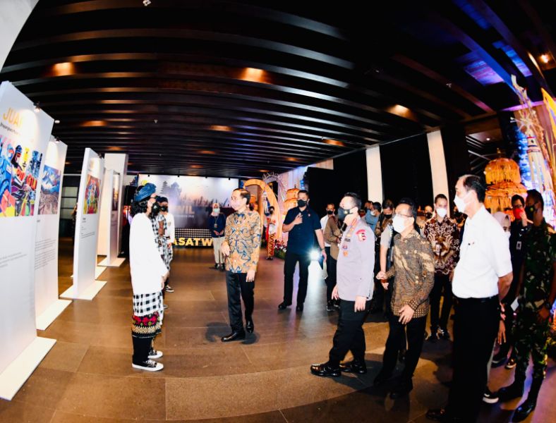 Jokowi saat memberikan pengarahan di Apel Kasatwil Polri, Bali, Jumat (3/12/2021).