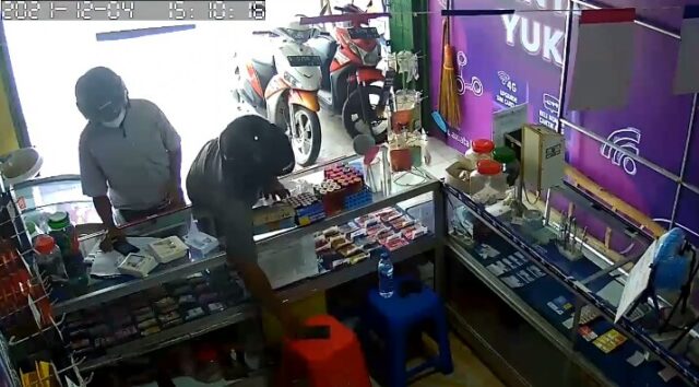 Tangkapan layar aksi pencurian di salah satu toko di jombang yang terekam CCTV. 