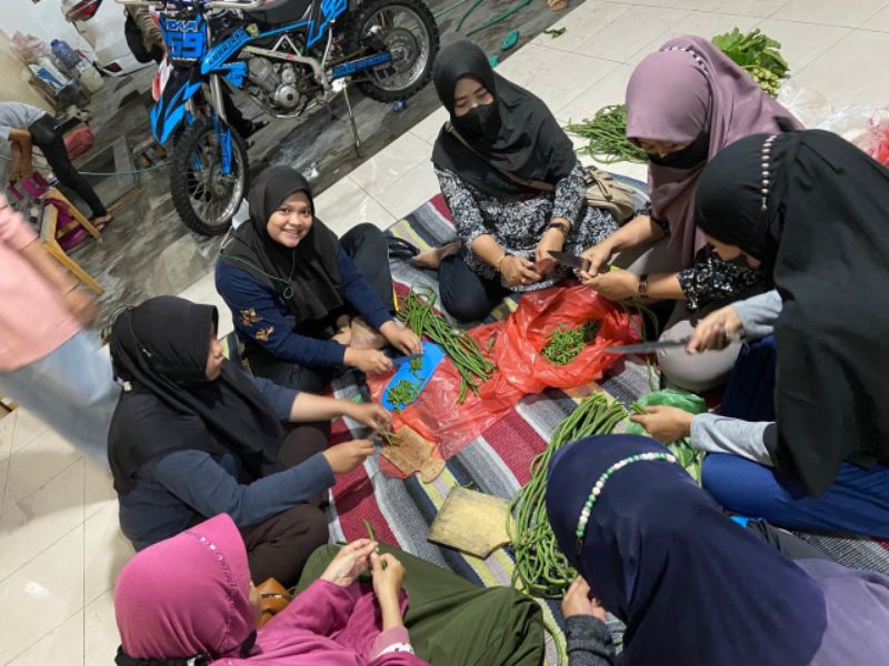 Suasana dalam dapur umum yang didirikan Polres Lumajang.
