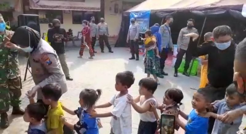 Polisi ajak anak-anak terdampak erupsi Semeru bermain untuk trauma healing.