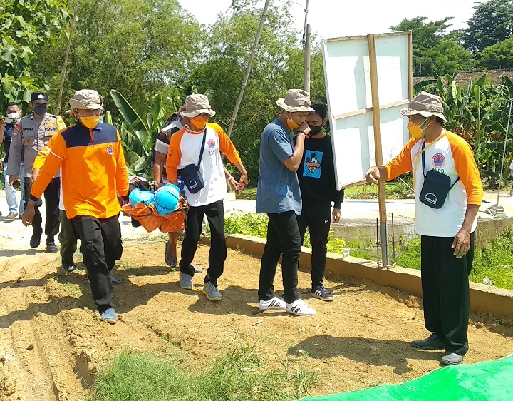 Tim saat mengevakuasi masyarakat korban banjir. SP/MUHAJIRIN KASRUN