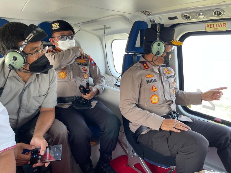 Kapolda Jatim saat lakukan pantauan udara kondisi Semeru.
