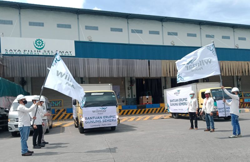 Unit Businnes Head PT Wilmar Ridwan Brandes didampingi jajaran manajemen lainnya saat melepas truk berisi bantuan ke Lumajang.