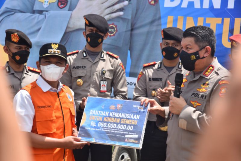 Bupati Lumajang Thoriqul Haq menerima bantuan dari Kepala Lembaga Pendidikan dan Pelatihan Polri, Komjen. Pol. Rycko Amelza Dahniel. 