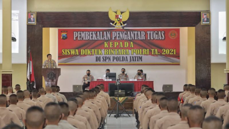 Pembekalan pengantar tugas, dan pemberian motivasi kepada Siswa Diktuk Bintara Polri dan Dikmaba TNI AD di Sekolah Polisi Negara (SPN) Mojokerto Polda Jatim, pada Selasa (14/12/2021). 