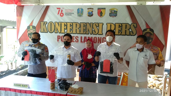 Kasatreskrim bersama Kasubag Humas dan jajaran Reskrim menunjukan barang bukti yang berhasil diamankan. SP/MUHAJIRIN KASRUN
