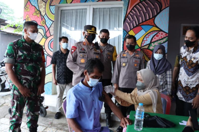 Polres Pamekasan melakukan vaksinasi serentak Indonesia di kediaman Kades Pagendingan, Kecamatan Galis, Kabupaten Pamekasan.