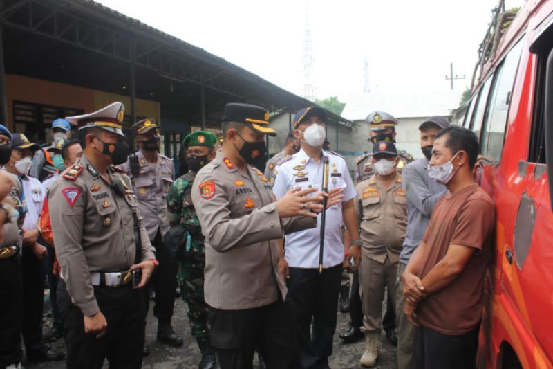 Kapolres Probolinggo bersama unsur Forkopimda Kabupaten Probolinggo meninjau di Terminal Jorongan dan Stasiun Leces serta Pos Pantau di wilayah Kecamatan Leces Kabupaten Probolinggo, Selasa (21/12) pagi.