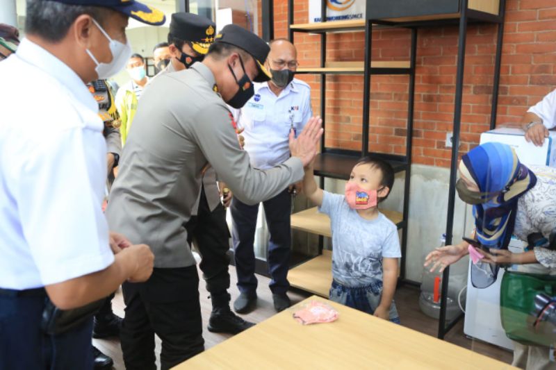 Irwasum Polri Komjen Pol Agung Budi Maryoto terjun langsung mengecek penegakan protokol kesehatan (prokes) dan pengamanan di tempat ibadah umat nasrani dan stasiun di Kota Surabaya. 