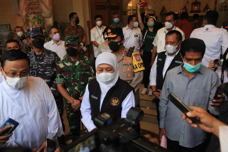 Gubernur Jatim Khofifah Indar Parawansa di Gereja Katolik Santo Yohanes Pemandi, Jumat (24/12/2021). 