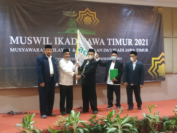 Prosesi serah terima jabatan ketua IKADI Jatim. SP/SUGENG