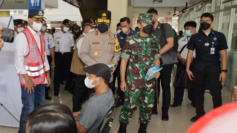 Kapolda Jatim Irjen Pol Nico Afinta Mendampingi kunker Menteri Pehubungan (Menhub) RI Budi Karya Sumadi bersama Kakorlantas Polri Irjen Pol Firman Santyabudi melakukan pengecekan pelaksanaan protokol kesehatan di Bandara Internasional Juanda.