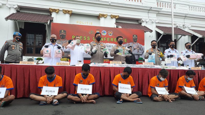 Kapolda Jatim didampingi anggota saat gelar press release di Mapolrestabes Surabaya, Rabu (29/12/2021).
