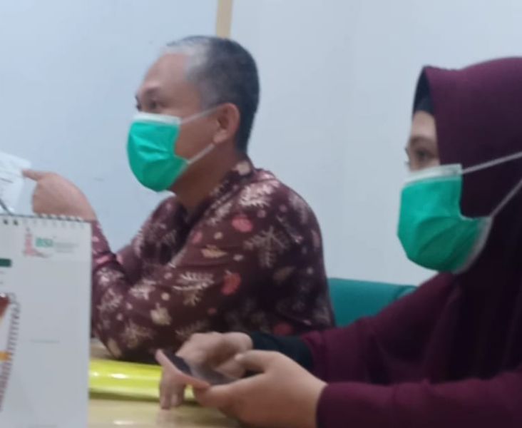 Penerima pinjaman Pujiono dan istrinya, saat dipertemukan dengan korban Akbar.