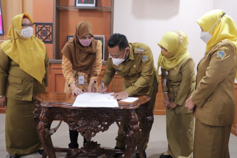 Bupati Gus Yani didampingi Wabup Aminatun Habibah saat menandatangani kesepakatan dengan Kepala BPJS Kesehatan Cabang Gresik.
