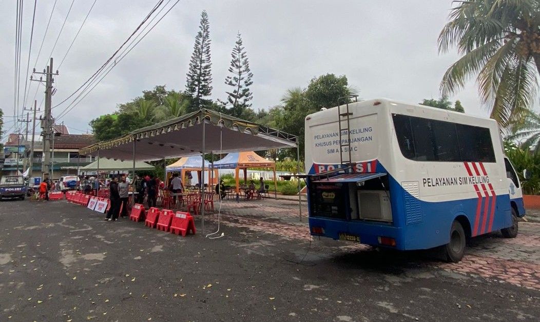 kegiatan pelayanan perpanjangan SIM gratis dan Vaksinasi Covid-19 bagi korban terdampak erupsi Semeru di Kabupaten Lumajang. 