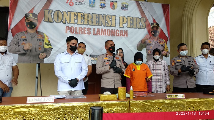 Kapolres bersama jajarannya, dan pelaku pakai rompi oranye dalam Pers Rilis di Mapolsek Babat. SP/MUHAJIRIN
