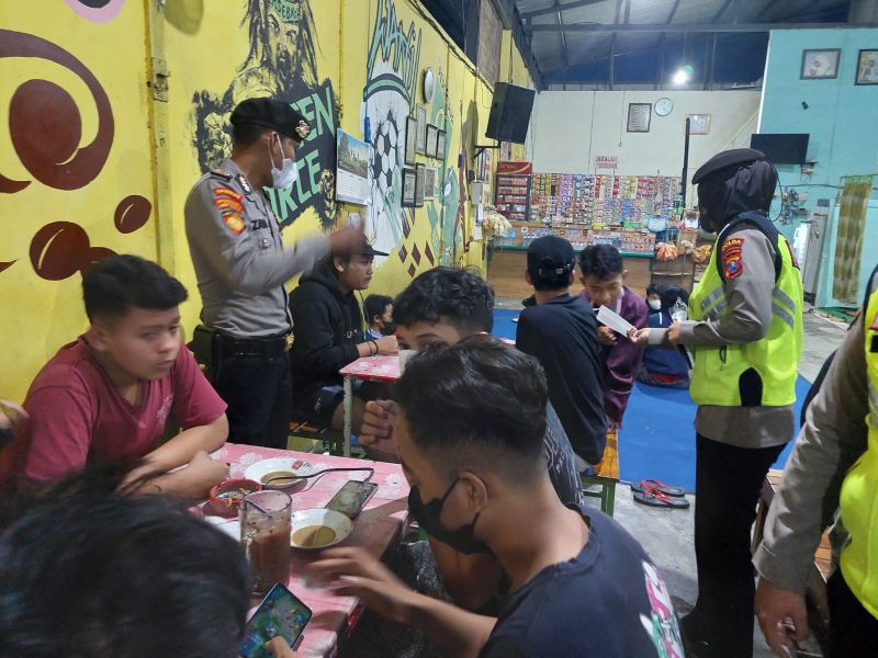 Ditsamapta Polda Jatim melaksanakan giat Patroli Kegiatan Rutin Yang Ditingkatkan (KRYD) dalam rangka mengantisipasi kerumunan masyarakat .