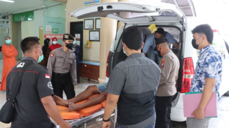 Petugas memasukkan RMD ke dalam ambulans.