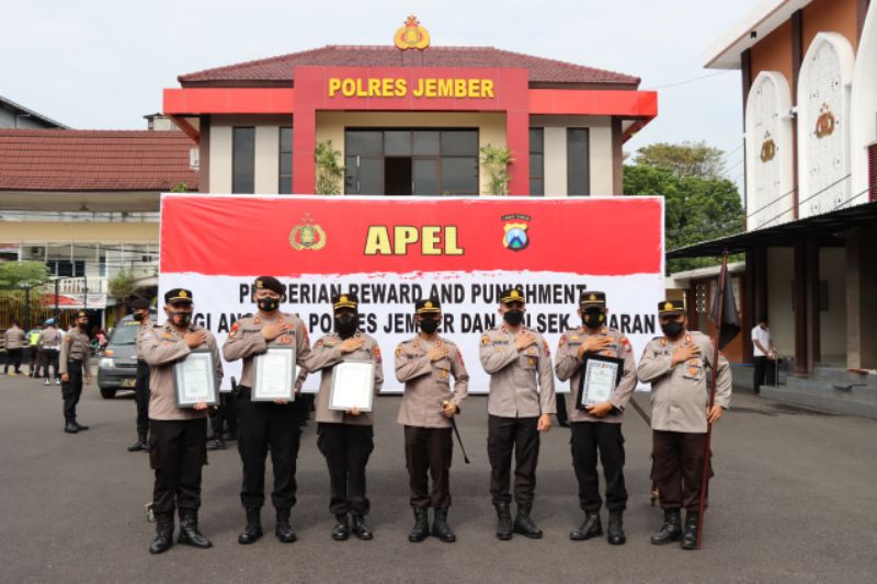 Kapolres Jember AKBP Hery Purnomo memberikan Reward dan Punishment  kepada Polsek jajaran saat pelaksanaan apel pagi di Mapolres Jember, Senin (17/1/2022).
