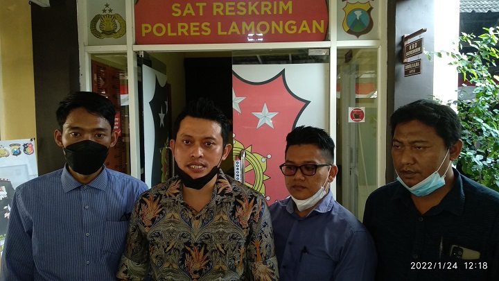 Wellem Mintarja pengacara korban memberikan keterangan ke  wartawan saat melaporkan JHN di Polres Lamongan.SP/MUHAJIRIN