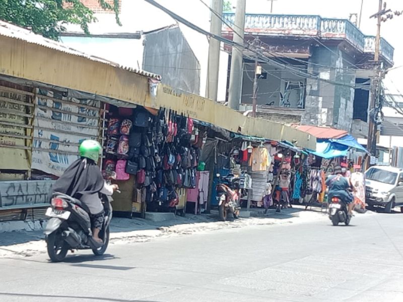 Suasana Pasar Manukan Tama yang sepi.
