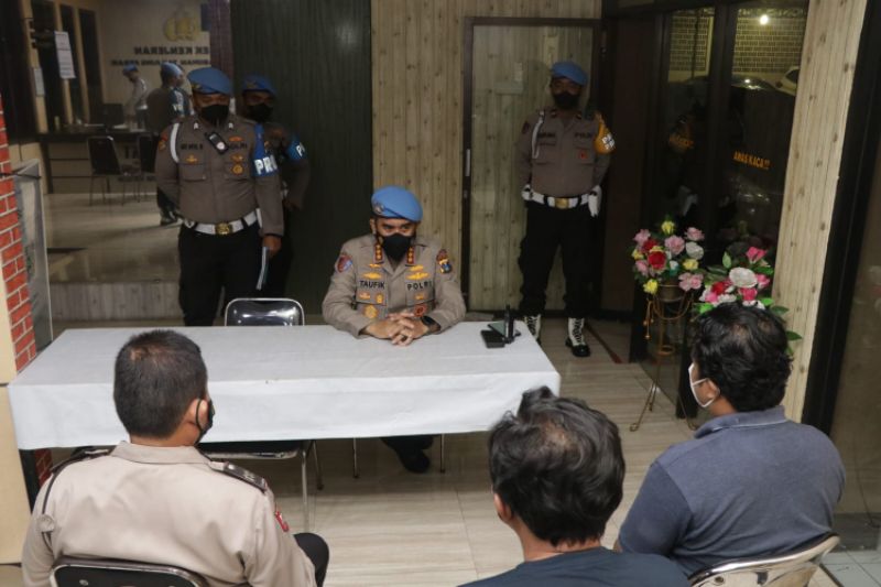 Bid Propam Polda Jatim melakukan pengecekan kedisiplinan dan kesiapsiagaan secara mendadak di beberapa Polsek, Kamis (27/1/2022) malam. 
