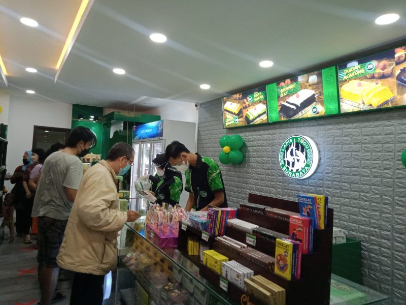 Gerai Kue Tugu Lapis Surabaya di Bratang Binangun, Surabaya.