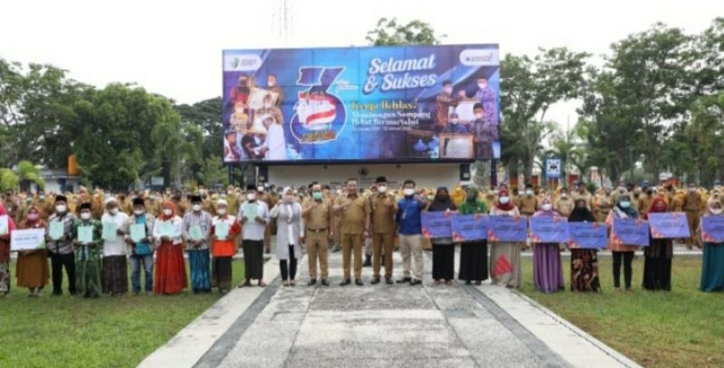 apel
Apel peringatan 3 Tahun Kepemimpinan di Halaman Kantor Pemerintah Daerah (Pemda), Senin (31/1/2022).
