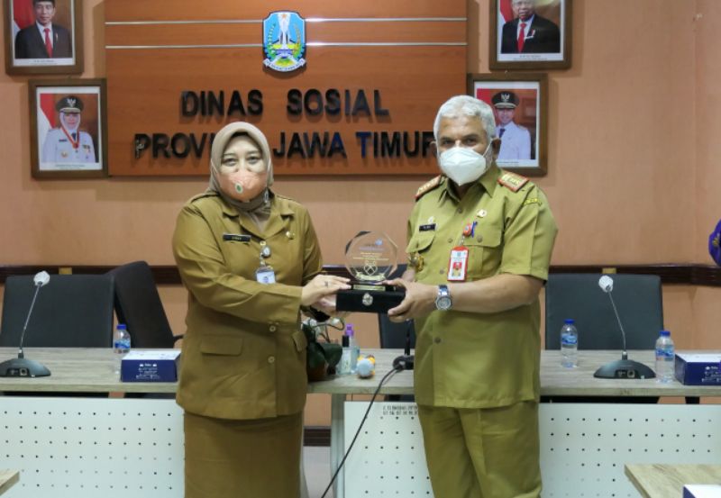Kepala Perwakilan BKKBN Provinsi Jawa Timur, Dra. Maria Ernawati, MM dan Kepala Dinas Sosial Provinsi Jawa Timur, Dr. Alwi, M.Hum.