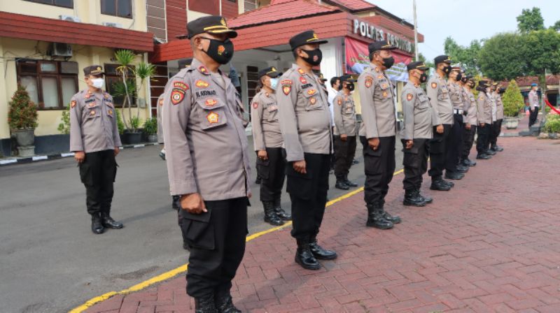 Upacara Korp Raport Kenaikan Pangkat Pengabdian periode 01 Februari 2022 dipimpin langsung oleh Wakapolres Pasuruan Kompol Edith Yuswo Widodo, S.I.K., sebanyak 2 personil Polsek jajaran, Senin (31/01/2022).