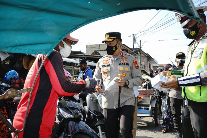 Program sosialisasi ketaatan Protokol Kesehatan (Prokes) di setiap keramaian khususnya di pasar-pasar tradisional.
