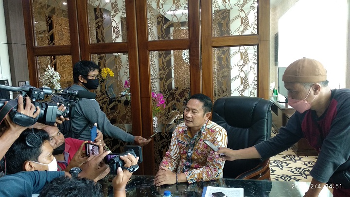 Bupati Yuhronur Efendi saat diwawancarai awak media di ruang kerjanya, Jum'at (4/2/2022). SP/MUHAJIRIN KASRUN
