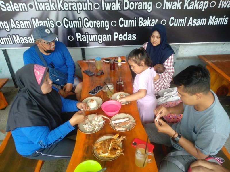 Pengunjung menikmati rajungan pedas di rumah makan Gubuk Iwak Segoro Pulo Lor, Kabupaten Jombang. /SP/Arief