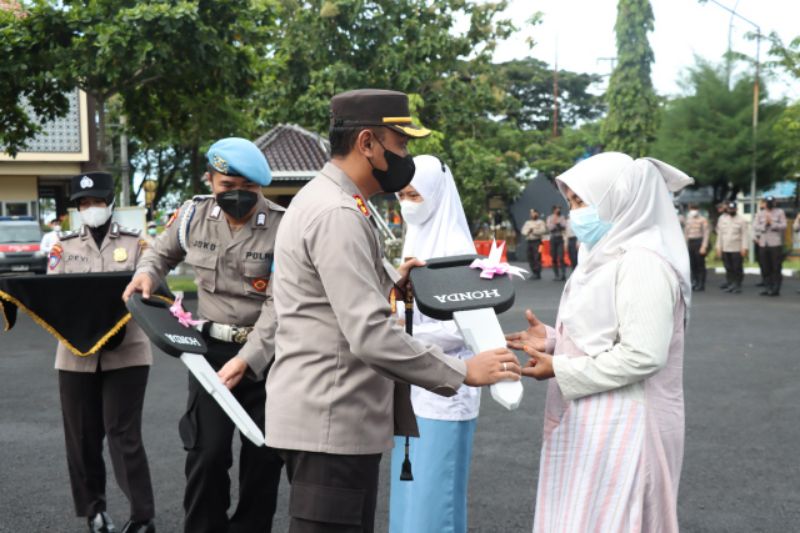 AKBP Arman S.IK, M.Si juga menyerahkan 3 sepeda motor kepada pemenang undian Doorprize Vaksinasi Serentak di Polres Sampang.