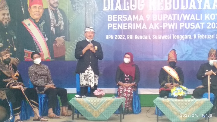 Bupati Yuhronur Efendi saat menjadi narasumber dialog kebudayaan PWI di Kendari Sulteng. SP/MUHAJIRIN KASRUN