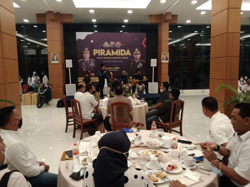 Acara PIRAMIDA (Ngopi Bareng Media) sekaligus memperingati Hari Pers Nasional Tahun 2022, bertempat di Hotel Senyiur Prigen, Selasa (08/02/2022).