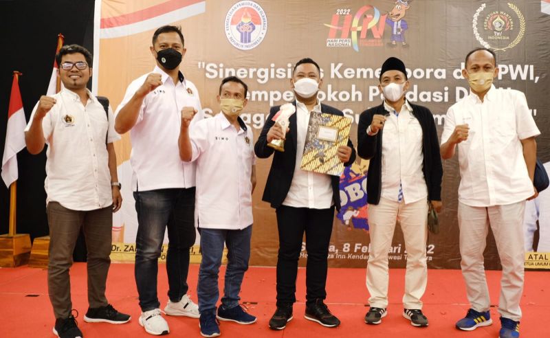 Bupati Fandi Akhmad Yani usai menerima penghargaan sebagai inisiator olahraga 2022 di Kendari, Sultra.