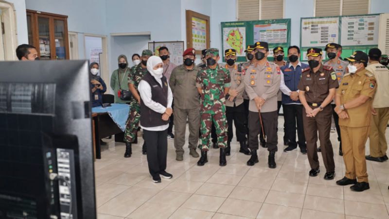 Forkopimda Jawa Timur kembali melakukan pengecekan sejumlah tempat Isolasi Terpusat (Isoter), rumah sakit lapangan dan pos PPKM di Malang pada Selasa (8/2/2022). 