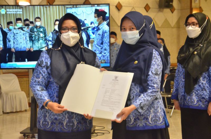 Wabup Aminatun Habibah bersama seorang PNS yang baru dilantik.