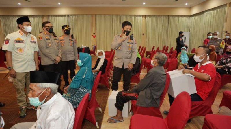 Kapolda Jawa Timur Irjen Pol Nico Afinta, bersama Pejabat Utama Polda Jatim. Kamis siang (10/2/2022), melakukan pengecekan vaksinasi di Taman Dayu, Kabupaten Pasuruan.