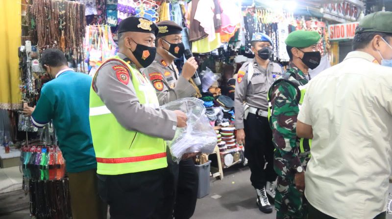 Tim gabungan Patroli Motor Penegakan Protokol Kesehatan di Masyarakat (Pamor Keris) yang di pimpin oleh Kasat Samapta AKP Chakim Amrullah, S.H., M.H., melaksanakan patroli malam hari, Jum'at (11/02).
