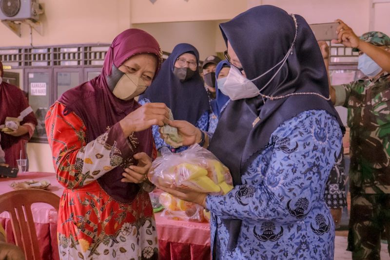 Wabup Gresik Aminatun Habibah ikut melayani penjualan minyak goreng murah pada kegiatan operasi pasar di Desa Bulurejo, Benjeng.