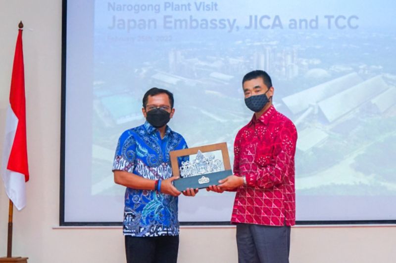 Direktur Utama SIG, Donny Arsal (kiri) memberikan cinderamata kepada Minister for Economic Affairs and Development dari Kedutaan Besar Jepang di Indonesia, Masato Usui (kanan), saat berkunjung di SBI Pabrik Narogong, Bogor, Jawa Barat, Jumat (25/2).