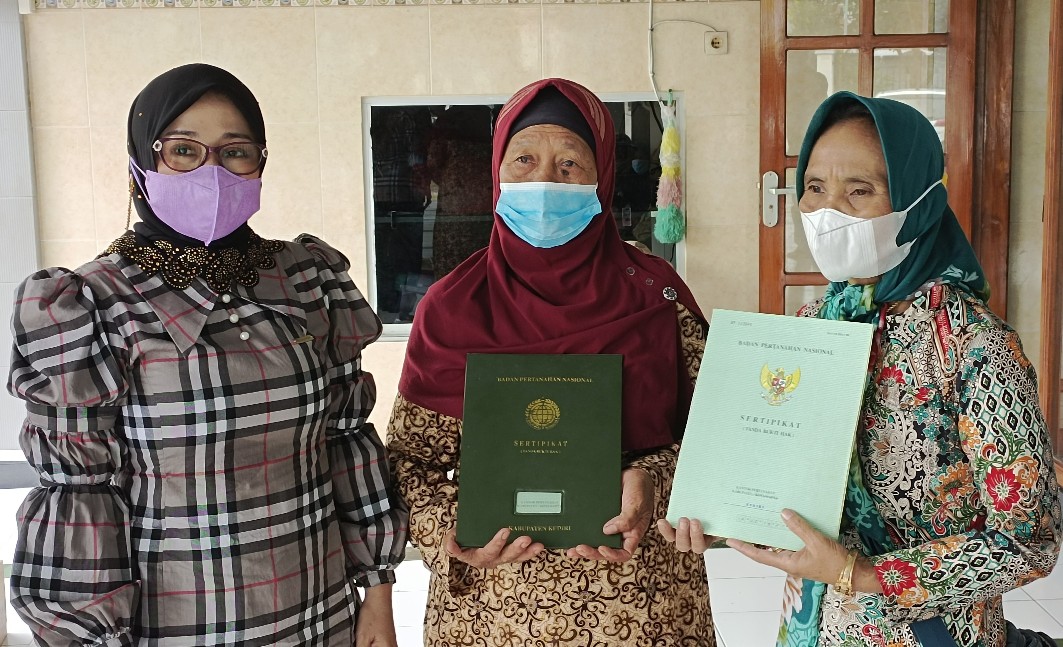 Ny. Indah (paling kiri) saat memberikan sertifikat kepada warga 