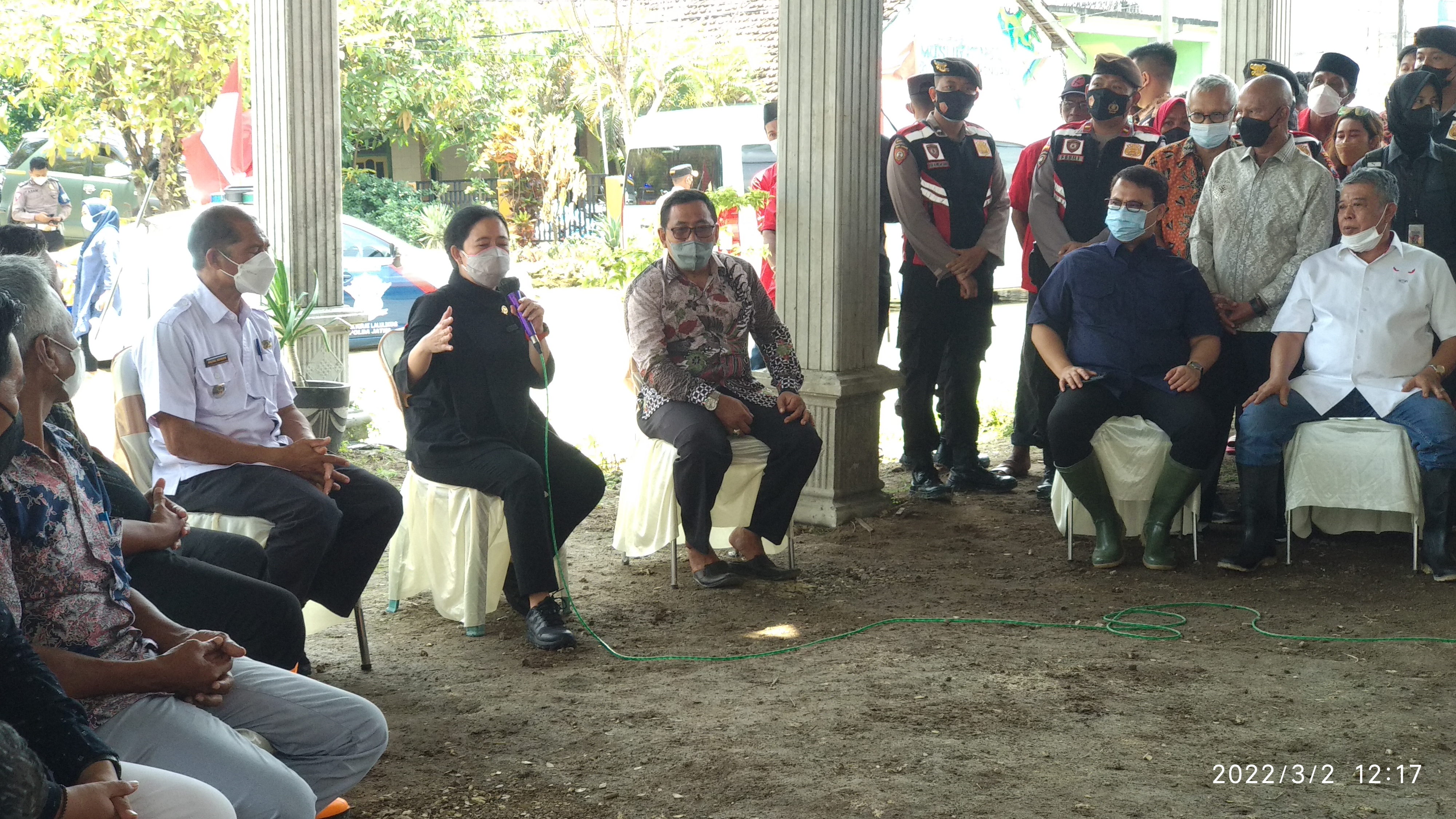 Ketua DPR RI, Puan Maharani saat menyerap aspirasi dari para korban banjir yang diwakili  para kades di wilayah Banjir Bengawan Jero Lamongan.

FOTO:SP/MUHAJIRIN KASRUN